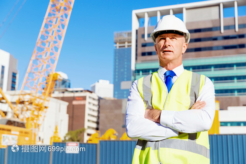 建筑工地上的工程师与施工建设